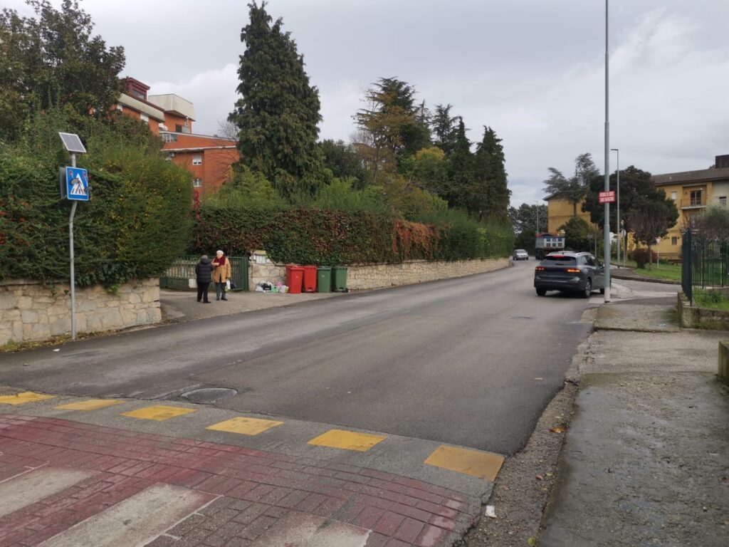 FOTO/Curva ‘cieca’ e pericolo incidenti in via Annarumma, la protesta dei residenti del civico 35 Via Annarumma: l'uscita del civico 35 e l'auto che sbuca dalla curva 'cieca'
