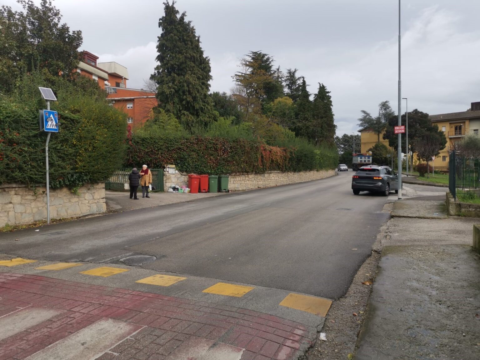 FOTO/Curva ‘cieca’ e pericolo incidenti in via Annarumma, la protesta dei residenti del civico 35 Via Annarumma: l'uscita del civico 35 e l'auto che sbuca dalla curva 'cieca'