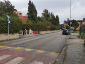 Via Annarumma: l'uscita del civico 35 e l'auto che sbuca dalla curva 'cieca'
