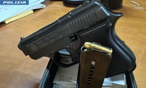 Pistola sequestrata dalla polizia di Avellino