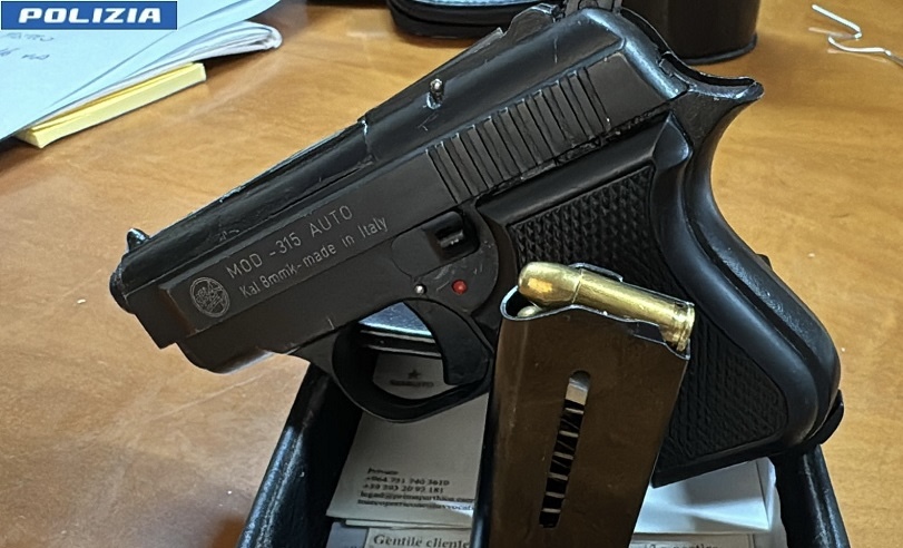 In auto armato di pistola e cartucce: arrestato 39enne nell’avellinese Pistola sequestrata dalla polizia di Avellino