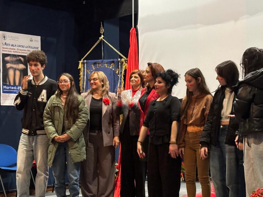 Il Liceo Ruggero II di Ariano in campo contro la violenza di genere, quel drappo rosso che tiene insieme le generazioni