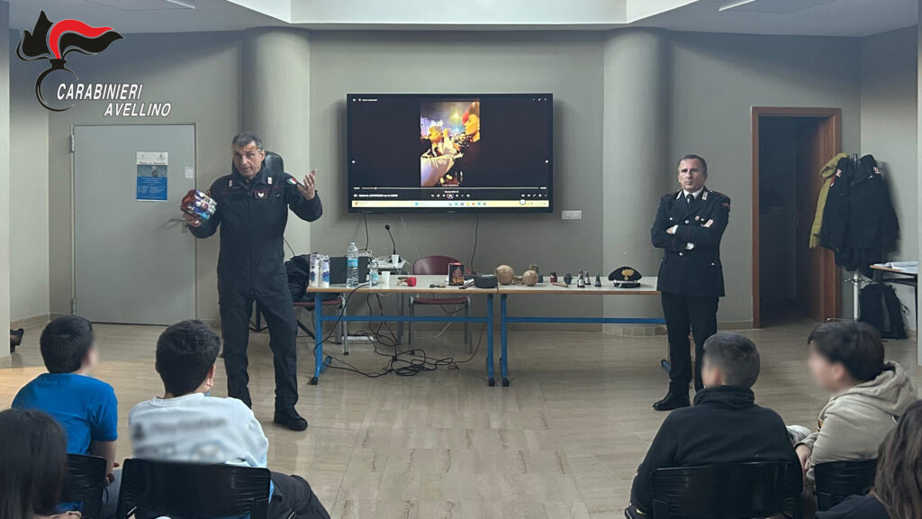 Atripalda, Carabinieri incontrano gli studenti dell’Istituto “De Amicis – Masi” per la sicurezza nell’uso dei fuochi d’artificio