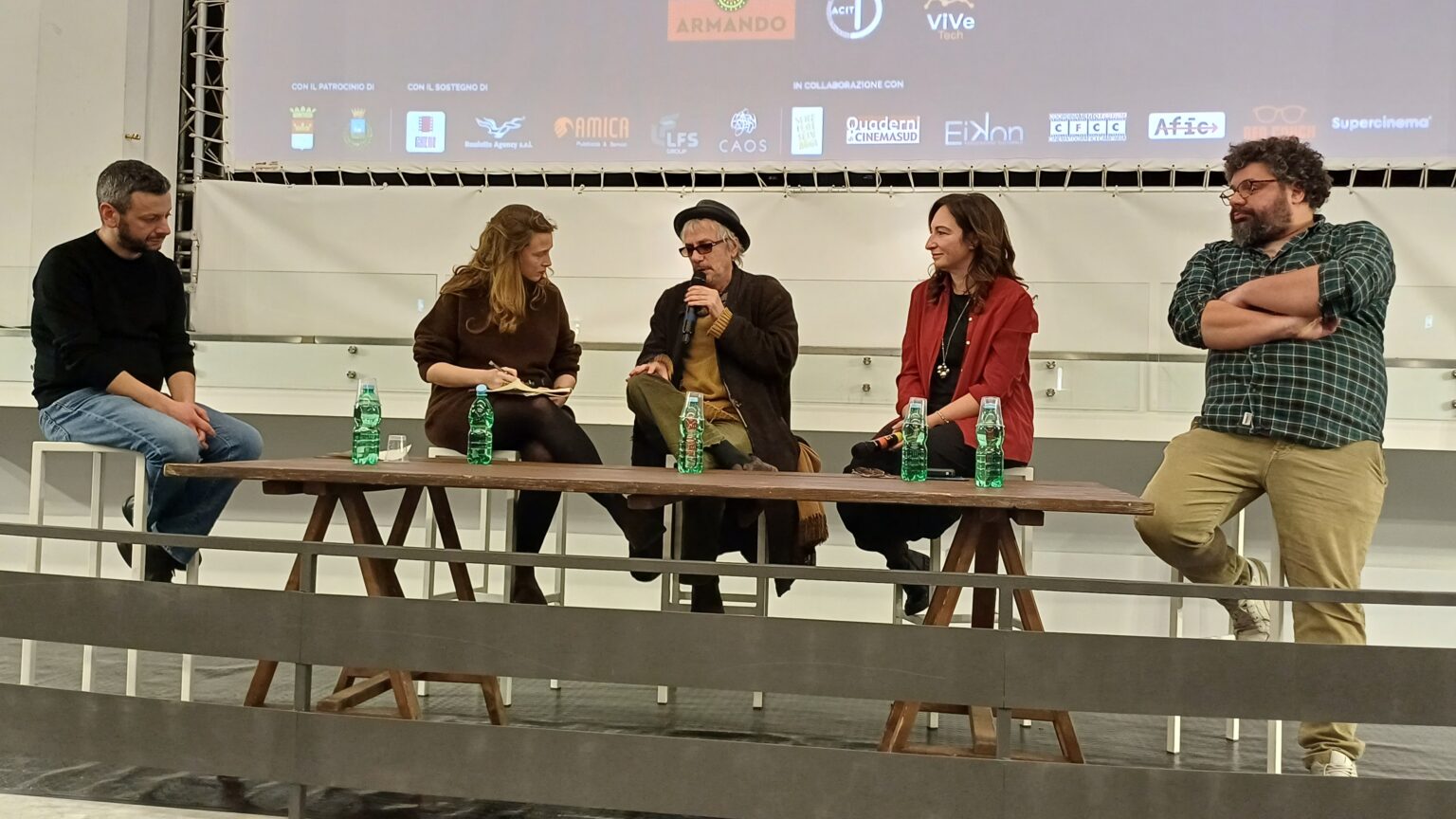 Il festival Laceno d’oro premia il regista francese Carax: il cinema nasce dall’incontro. Non siamo più capaci di guardare nulla con i nostri occhi