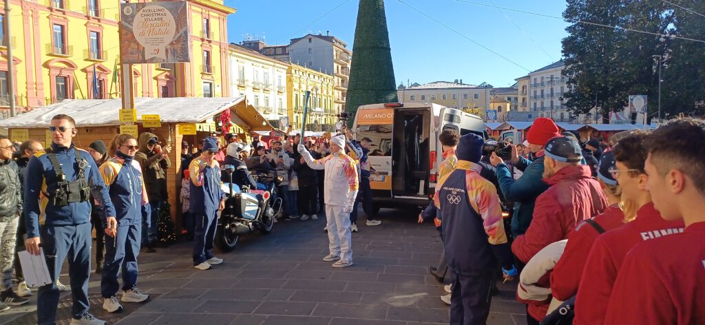 Milano Cortina, la fiaccola olimpica accende Avellino, l’emozione dei tedofori: una fiamma simbolo dei valori dello sport