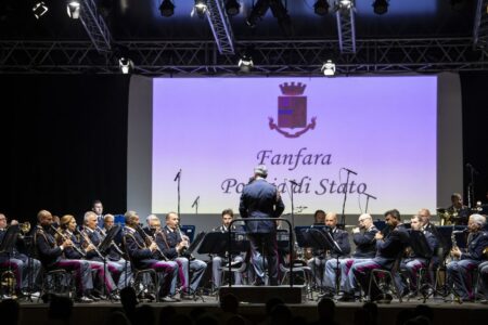 In città si accendono le luminarie. Poi il concerto della Banda della Polizia