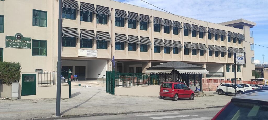 Sopralluogo alla scuola media, il sindaco ” Se ci saranno anomalie interverremo Grazie all’opposizione per l’intervento”