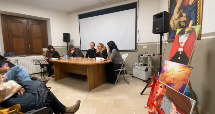 “E’ normale che”, al bar Hope quando la letteratura diventa comunità