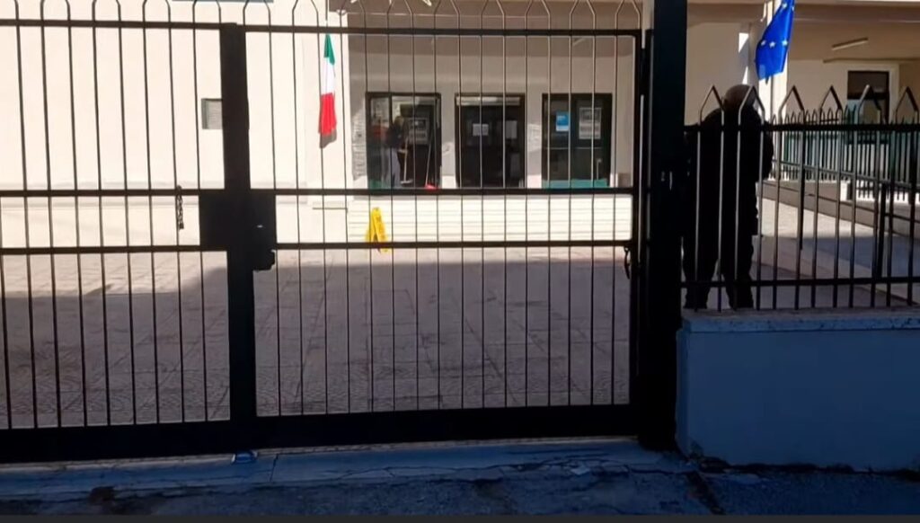 Chiusa stamattina la scuola media a causa di infiltrazioni d’acqua. Si torna subito alla normalità.