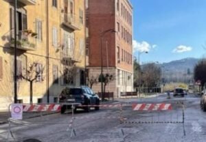 Avellino, si apre una voragine in via Dorso: la polizia municipale chiude la strada