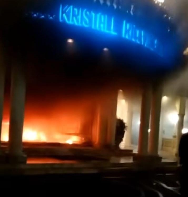 Incendio durante un matrimonio ad Ariano: scintille sulla torta scatenano il panico all’hotel Kristall. Sposo ustionato