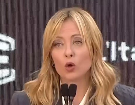 Meloni ad Atreju: “Il Sud locomotiva dell’Italia”. E attacca Schlein