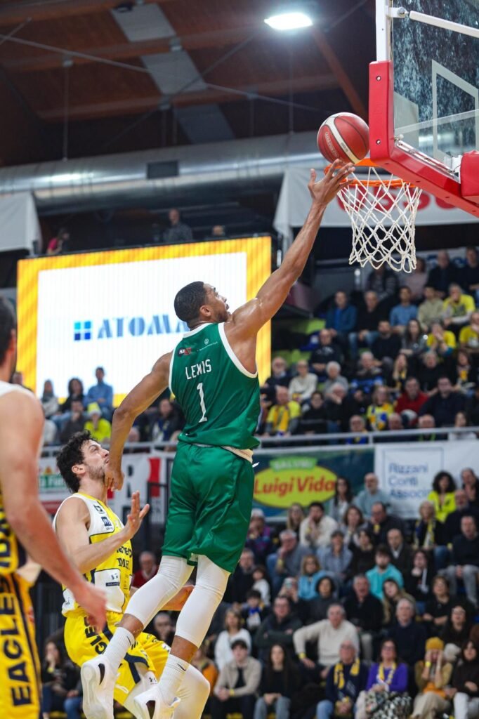 Avellino Basket, Lewis a canestro