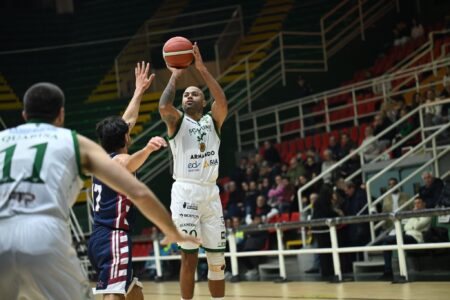 Scandone Avellino, show al Del Mauro, Ostia travolta