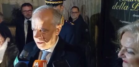 Piantedosi inaugura le luminarie di Avellino: “L’anno nuovo sarà molto positivo e proficuo” Piantedosi accesione luminarie 2025 piazza Castello
