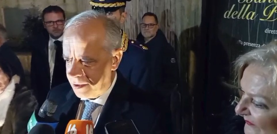 VIDEO/Piantedosi inaugura le luminarie di Avellino: “L’anno nuovo sarà molto positivo e proficuo” Piantedosi accesione luminarie 2025 piazza Castello