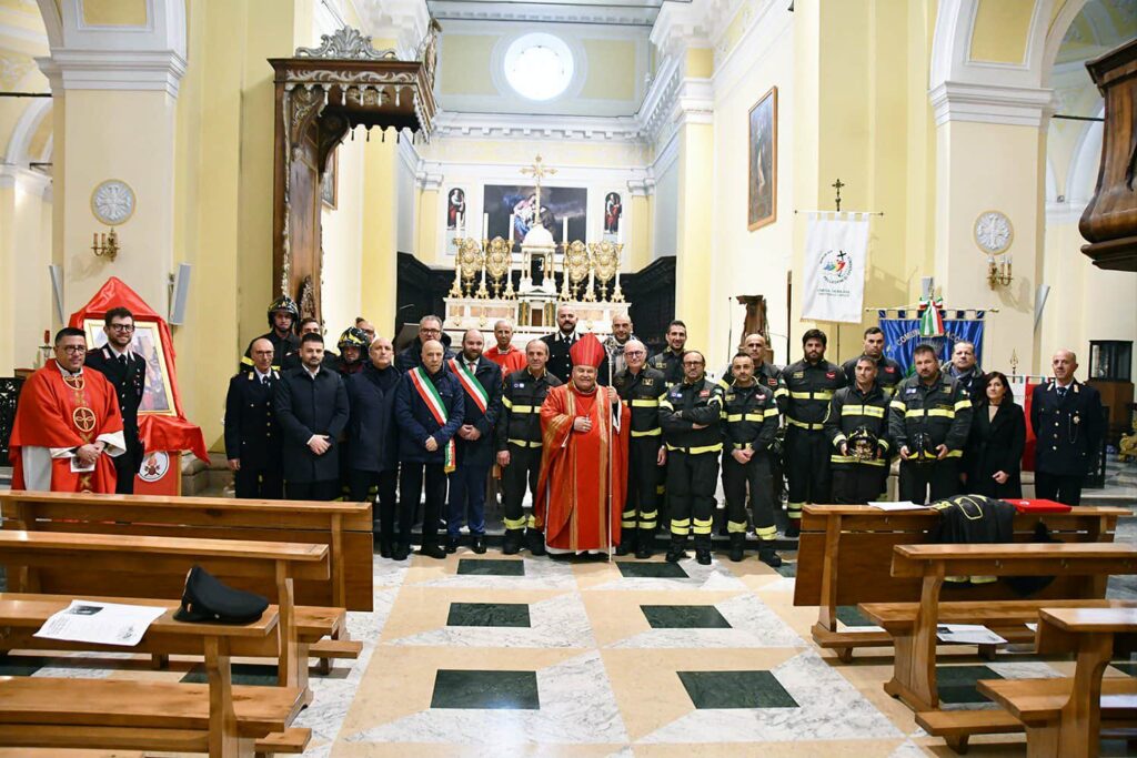 I Vigili del fuoco di Bisaccia celebrano Santa Barbara, l’omaggio del vescovo Cascio: il vostro coraggio al servizio della collettività