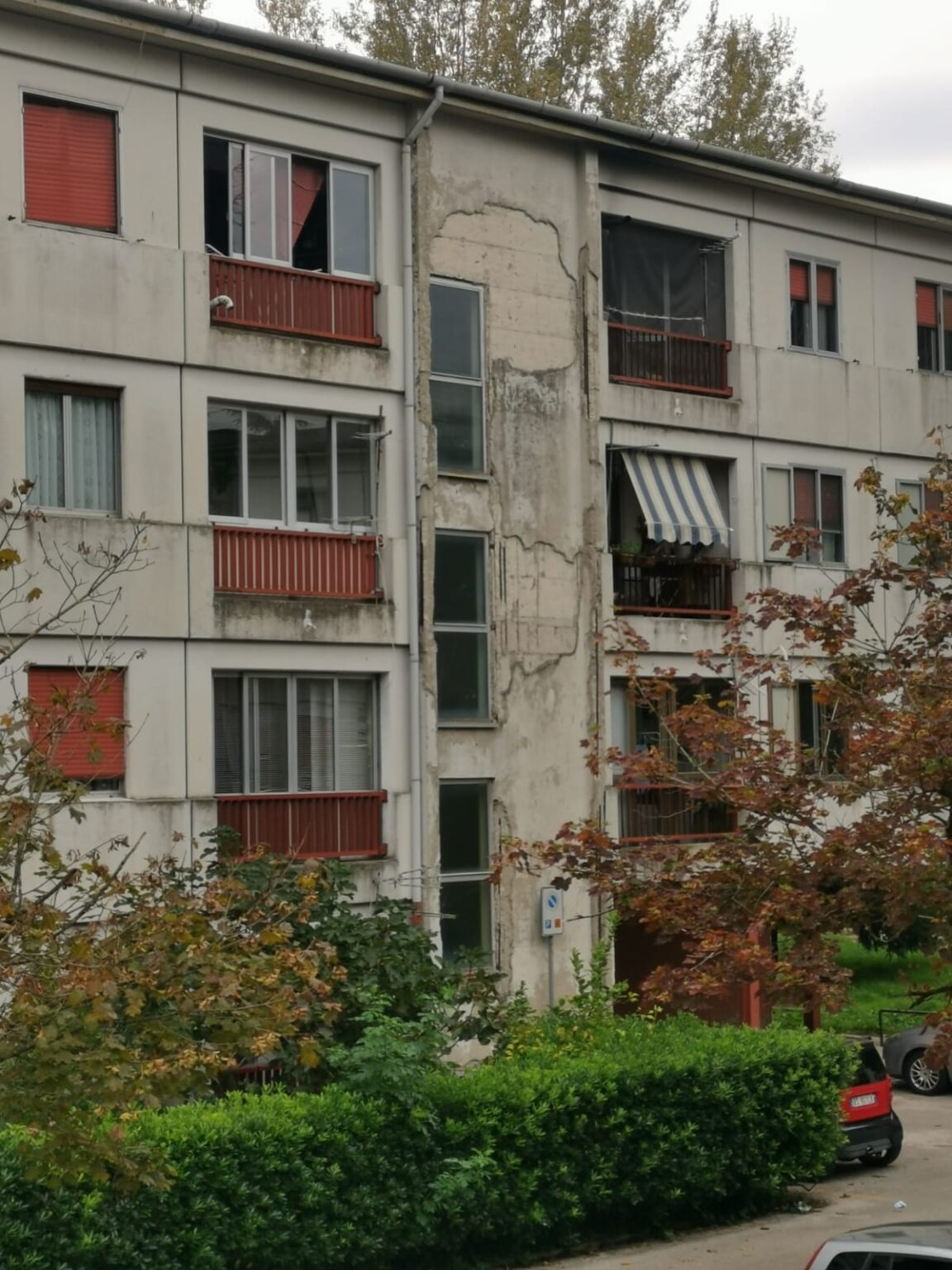 FOTO/Viaggio nei quartieri di Avellino: i nove prefabbricati pesanti dell’area Baccanico dovevano essere abbattuti nel 2001 Area baccanico prefabbricati pesanti facciata Avellino