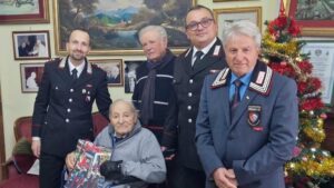 Montemiletto, si ripete la tradizionale consegna del calendario dei carabinieri a Zio Pietro