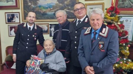 Montemiletto, si ripete la tradizionale consegna del calendario dei carabinieri a Zio Pietro