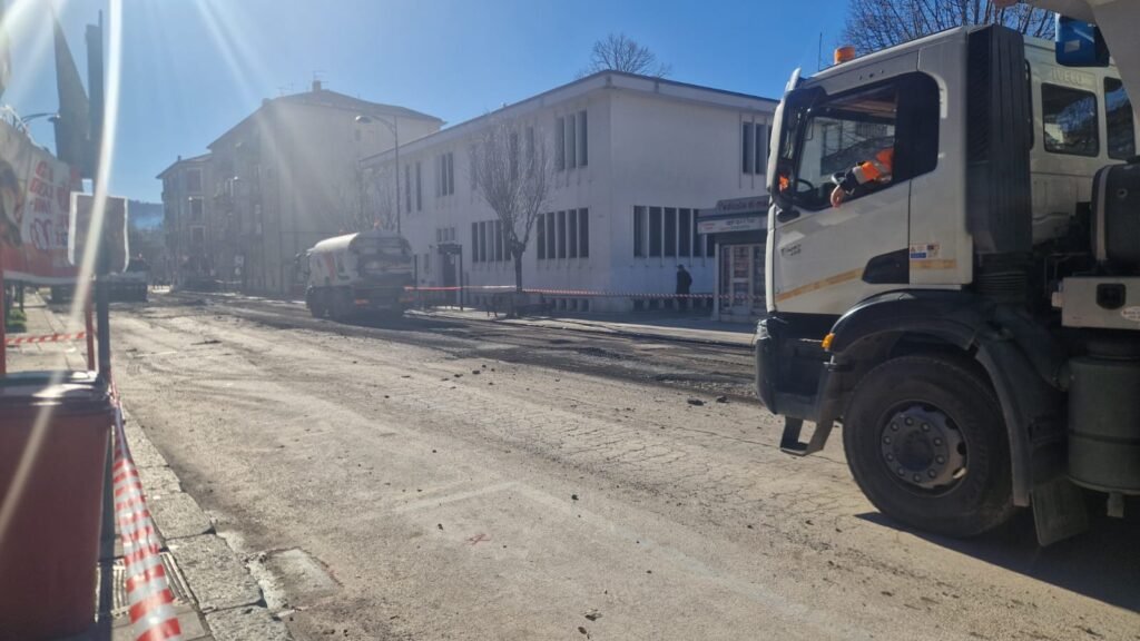 FOTO/Strade rotte ad Avellino, operai al lavoro in via Dorso via Dorso lavori asfalto 29 dicembre 2025