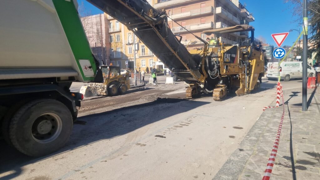 Asfalto nuovo in via Dorso, questa volta si fa sul serio: al lavoro anche di notte tra il 29 e il 31 gennaio