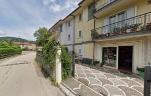 Far west a Forino, sradicano la cassaforte e minacciano con la spranga una 75enne: “Abbiamo visto la morte in faccia” Forino via Pezze, cartoleria Cappellaio Matto