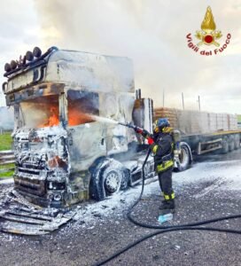 Paura sulla A16, autoarticolato in fiamme: intervento dei vigili del fuoco