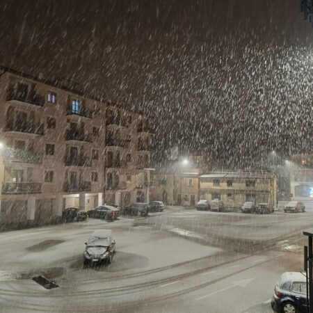 Nevica in Alta Irpinia e sul Tricolle, A16: mezzi spargisale in azione in autostrada