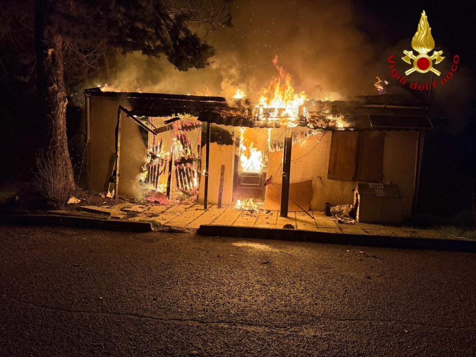 Incendio nella notte a Conza Della Campania: distrutta dal fuoco una casetta in legno Incendio Conza Della Campania casetta in legno