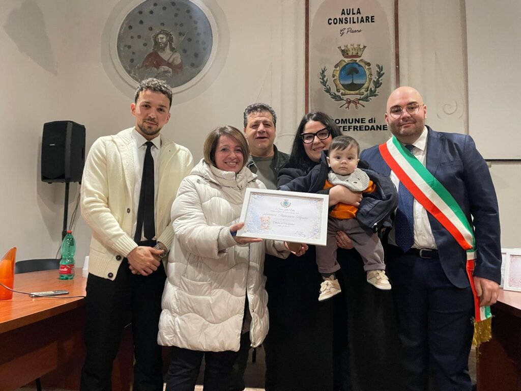 Montefredane, targa di riconoscimento al dottor Carmine Aquino e benvenuto ai nuovi nati del 2025 Montefredane targa ai nati 2025