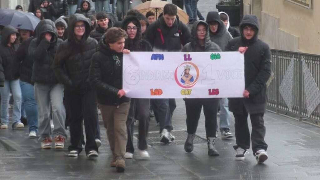 Ruggero II, la protesta dei docenti: cancellato in un colpo solo il lavoro svolto in questi anni per salvare un’unica istituzione scolastica