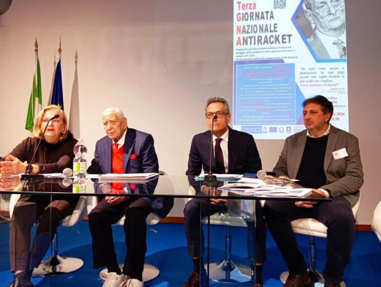 Avellino, il commissario Perrotta al convegno di Sos Impresa: “Una rete di protezione contro racket e usura” Sos Impresa convegno Giuiana Perrotta, Gianni Festa e a destra Domenico Capossela