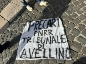 Tribunale Avellino striscione precari