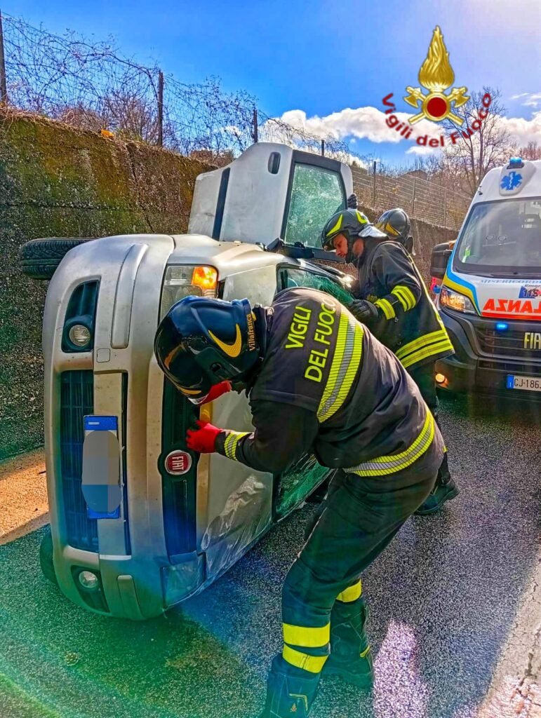 Auto fuori strada in A16: messe in salvo una donna e due bambine