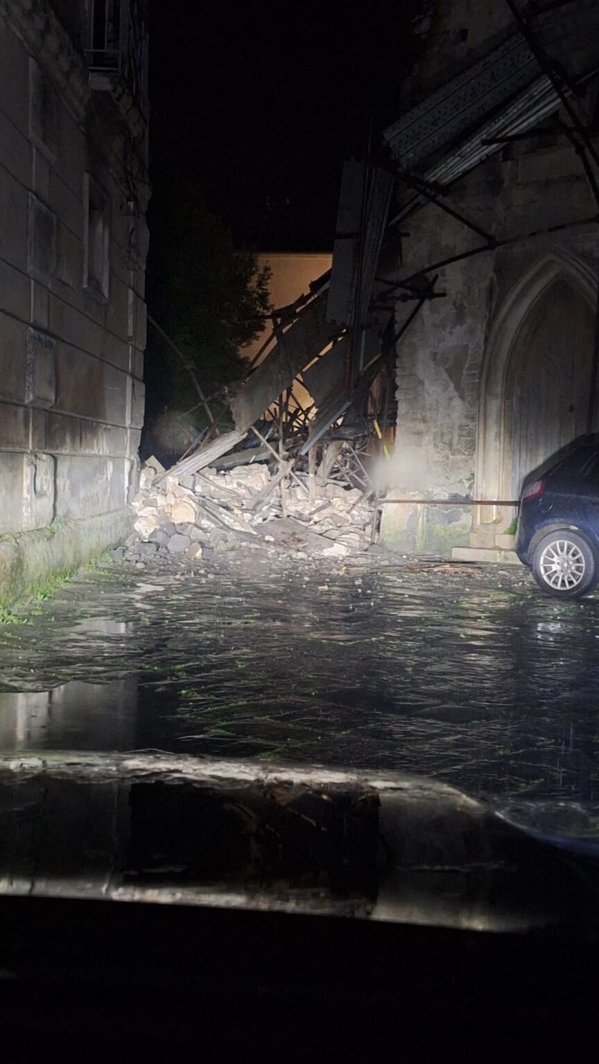 Forino, crolla una palazzina disabitata del centro storico