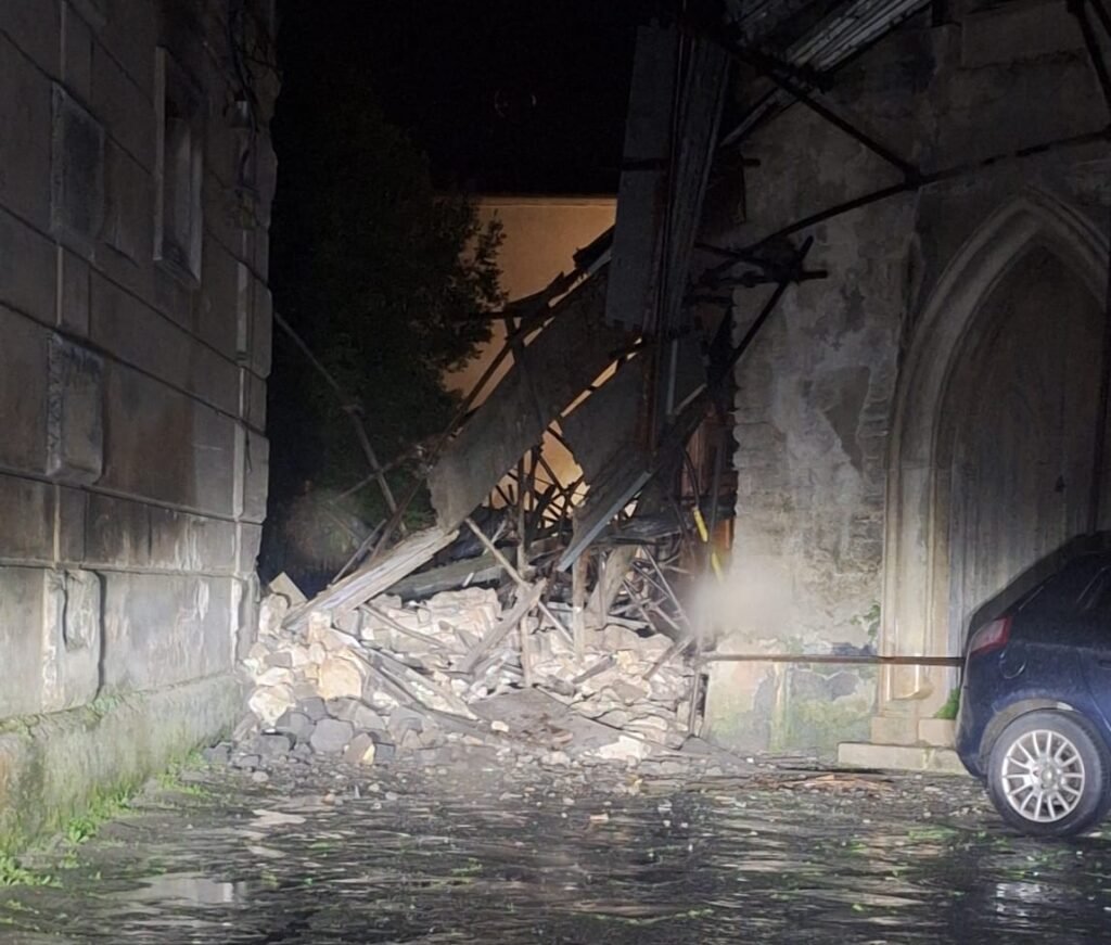 Forino, crolla una palazzina disabitata del centro storico