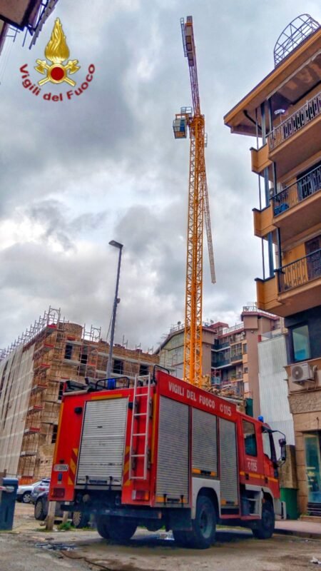 Gru di cantiere in Vicolo Giardinetto, dopo le verifiche i Vigili rassicurano
