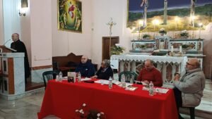 Arcella, Polidoro rende omaggio alla comunità e ricorda don Enrico Spiniello, il vescovo Aiello: rischio accorpamento diocesi e parrocchie ma questa storia non deve finire