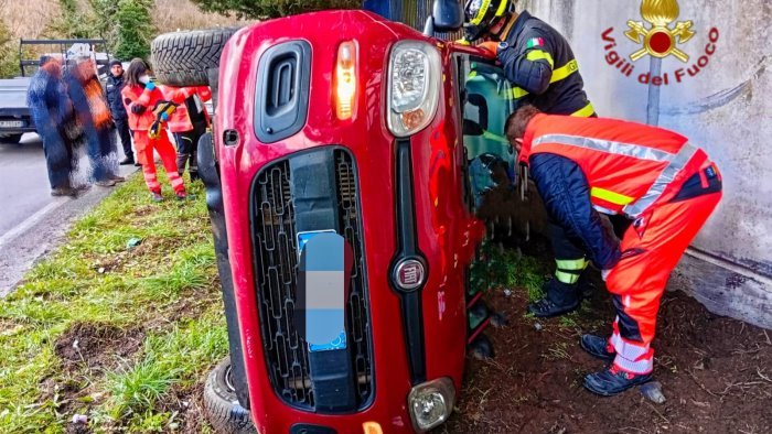 Pratola Serra, auto ribaltata su via Nazionale: donna trasportata in ospedale