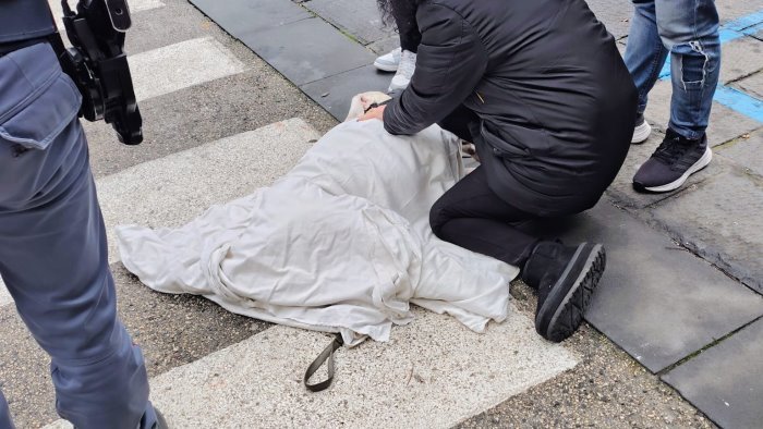 Auto pirata investe due cani in centro: uno muore. La polizia sulle tracce del responsabile