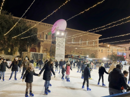 Pista di ghiaccio in piazza Roma a Benevento, si chiude l’11 gennaio: buona l’affluenza