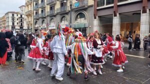 VIDEO/I Carnevali d’Irpinia sfilano in città, un’esplosione di colori e maschere che racconta la memoria del territorio