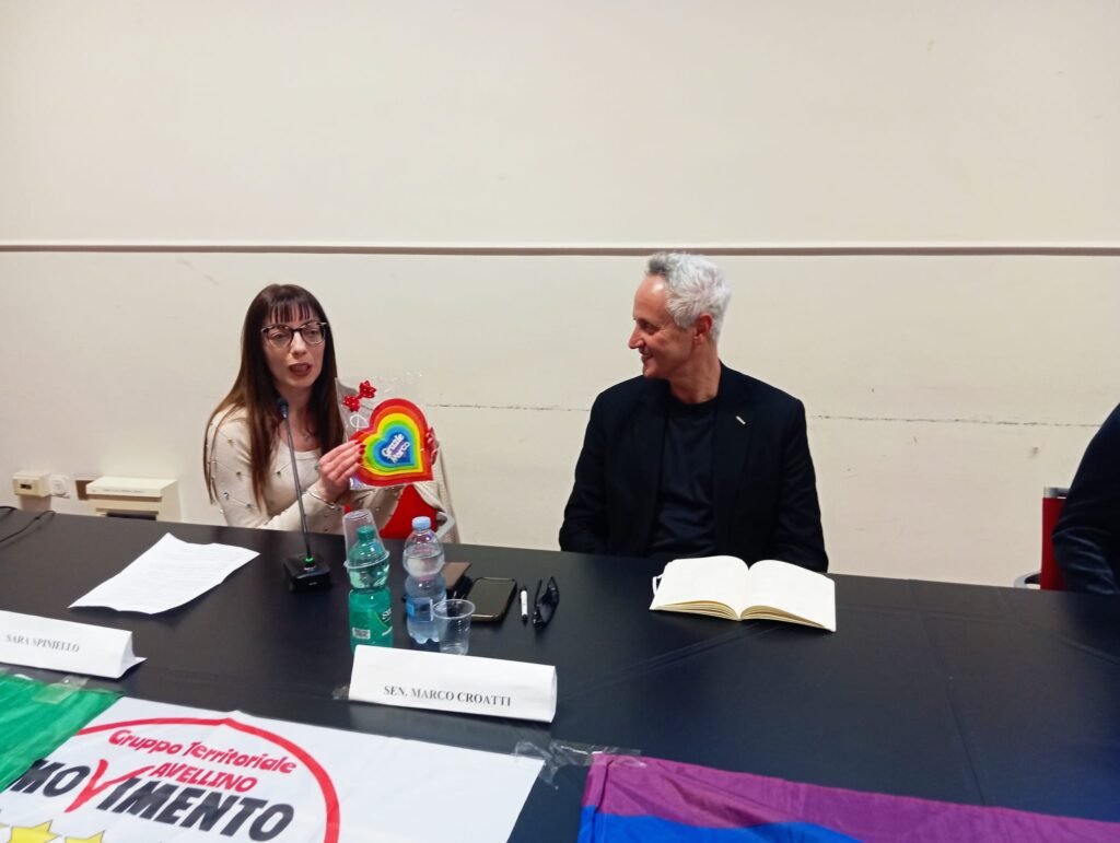 Sara Spiniello, rappresentante del gruppo territoriale del M5s, e il senatore Croatti