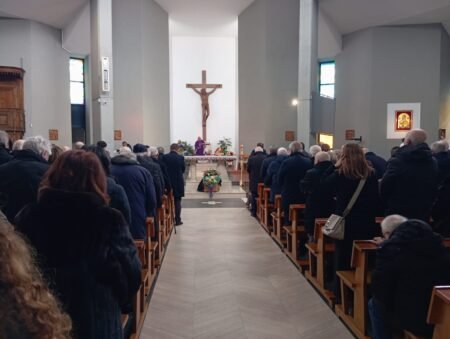 Una folla commossa per l’ultimo saluto a Generoso Benigni: “Modello di etica professionale e politica, luce di libertà”.