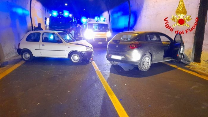 Solofra: incidente nella Galleria Montepergola: 4 feriti, chiusa la strada