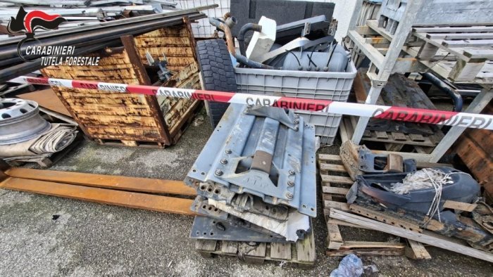 Deposito incontrollato di rifiuti pericolosi: denunciata 61enne