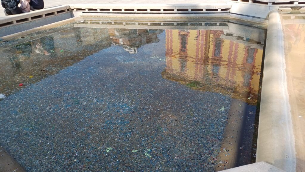 Coriandoli e tappi di bottiglia nelle acque delle fontane di Piazze Libertà. Le proteste dei cittadini