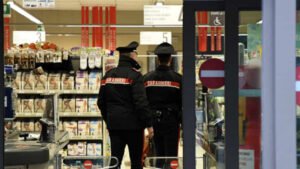 Carabinieri nel supermercato