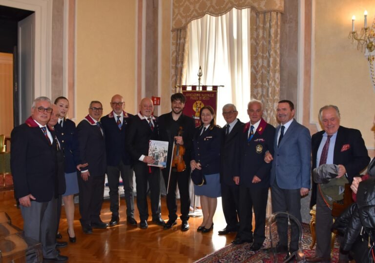 Avellino, musica e memoria nella Giornata dei Giusti: le foto del concerto in Prefettura Concerto Giornata dei Giusti, prefettura di Avellino: al centro il Maestro Falasca